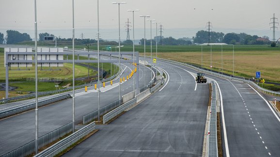 Dálnice D11 bude na hranice s Polskem dokončena až v roce 2028. O tři roky později, než ministerstvo dříve slibovalo