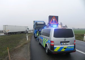 Policisté měli plné ruce práce. Tady vyslýchají řidiče dvou rumunských kamionů, účastníky hromadné nehody na D2.