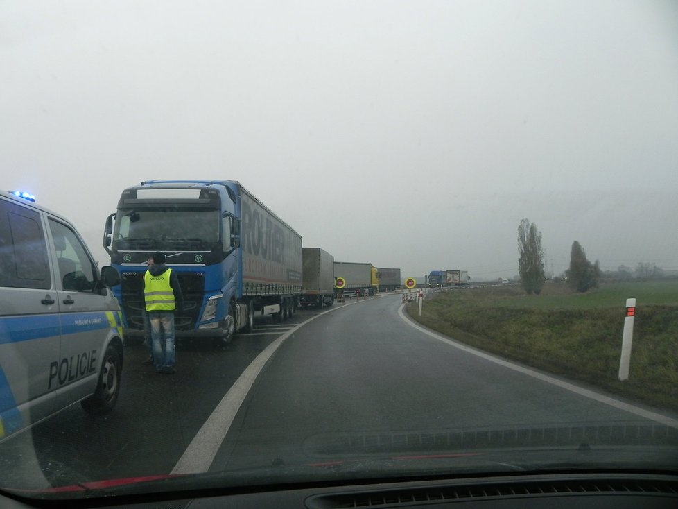 Policisté měli plné ruce práce. Tady vyslýchají řidiče dvou rumunských kamionů, účastníky hromadné nehody na D2.