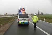 Blondýna v bílém autě vytlačila na Přerovsku cizí vůz z dálnice: Ten skončil ve svodidlech
