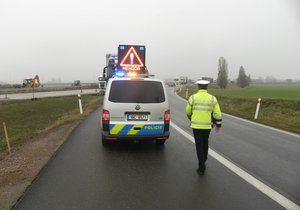Hromadná nehoda dopoledne zkomplikovala řadě řidičů cestu po dálnici D2 směrem od Brna na Břeclav.