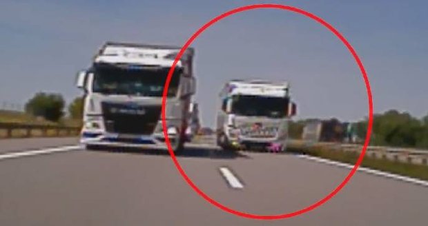 Policista na dálnici D2 přistihl maďarského řidiče kamionu, jak porušil zákaz předjíždění. Když si ho naváděl mimo vozovku, zákaz porušil i kamioňák ze Slovenska.