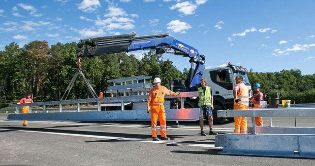 Stavba dálnic se v Česku vleče. Hotové nebudou ani v roce 2050, tvrdí kontroloři