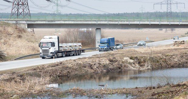 Poslanci schválili návrh usnadňující vyvlastnění: Dálnice půjde stavět rychleji