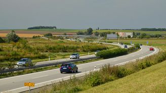 Rekordní výstavba českých dálnic! Ještě letos se otevřou nové úseky D1, D35, D6 a D55 Rekordní výstavba českých dálnic! Ještě letos se otevřou nové úseky D1, D35, D6 a D55