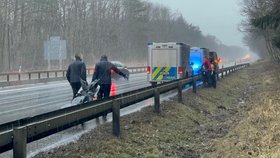 Několik desítek metrů od dálnice D4 bylo nalezeno tělo zemřelé ženy. Jejím úmrtím se zabývají kriminalisté. (28. leden 2021)