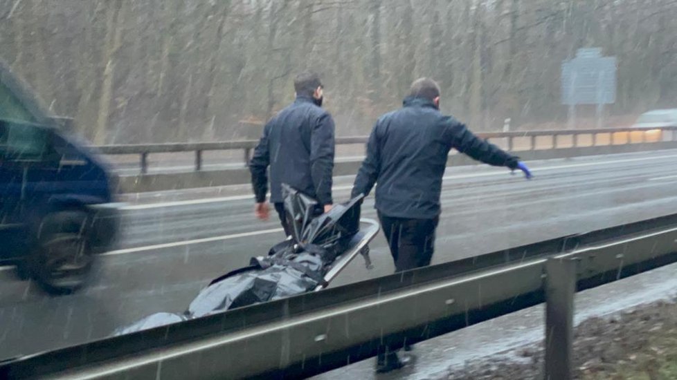 Několik desítek metrů od dálnice D4 bylo nalezeno tělo zemřelé ženy. Jejím úmrtím se zabývají kriminalisté (28. leden 2021).