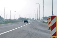 Firma, ktera stavěla zvlněnou dálnici do Ostravy, chce vysoudit 100 milionů