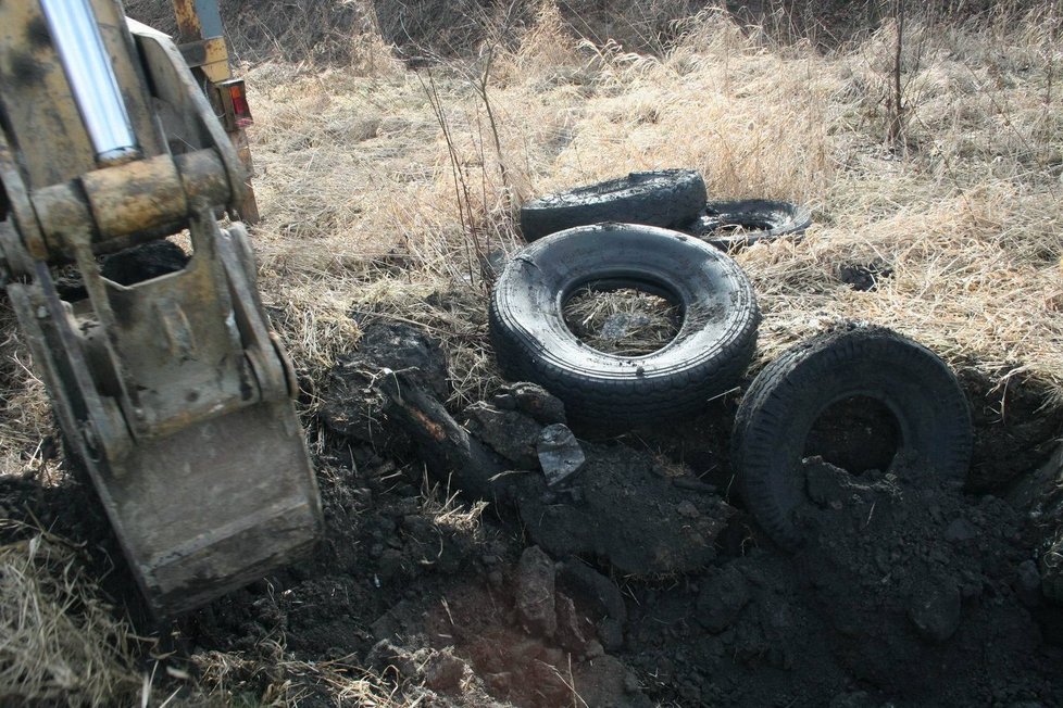 V podloží dálnice objevili dělníci i pneumatiky a staré hadry.