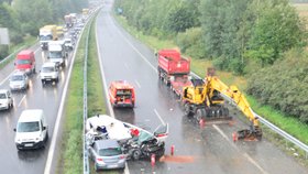 Kus mostu, který urval na dálnici D5 bagr, rozdrtil sanitku.