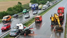 Kus mostu, který urval na dálnici D5 bagr, rozdrtil sanitku.