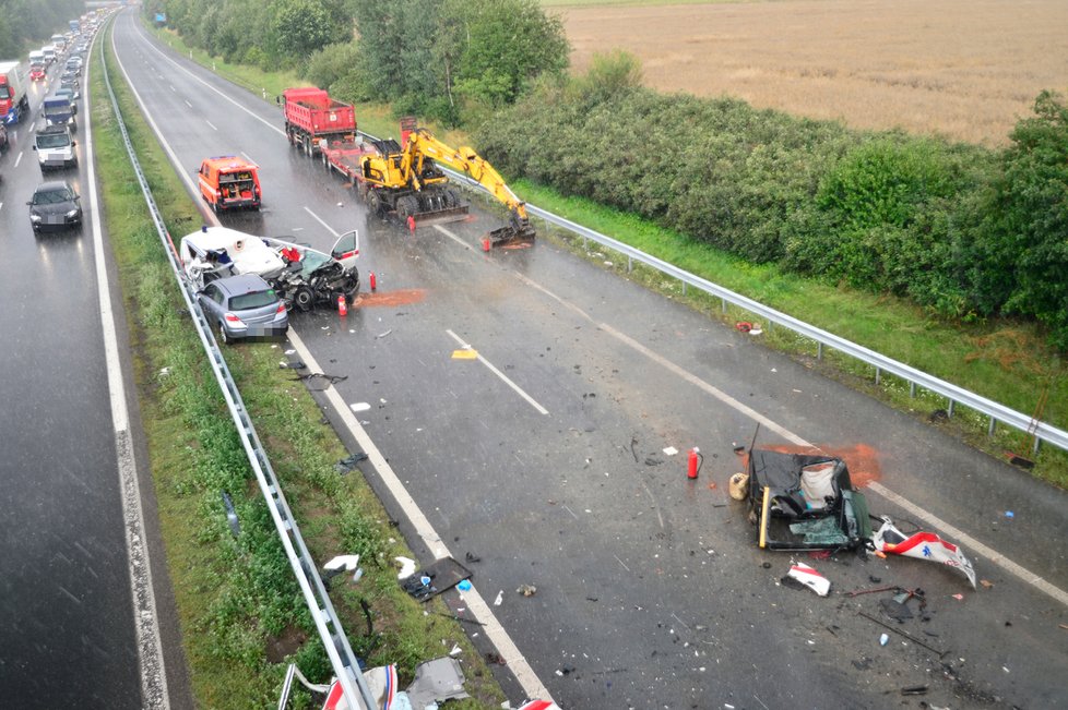 Kus mostu, který urval na dálnici D5 bagr, rozdrtil sanitku.