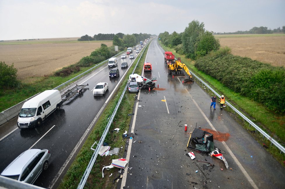 Kus mostu, který urval na dálnici D5 bagr, rozdrtil sanitku.