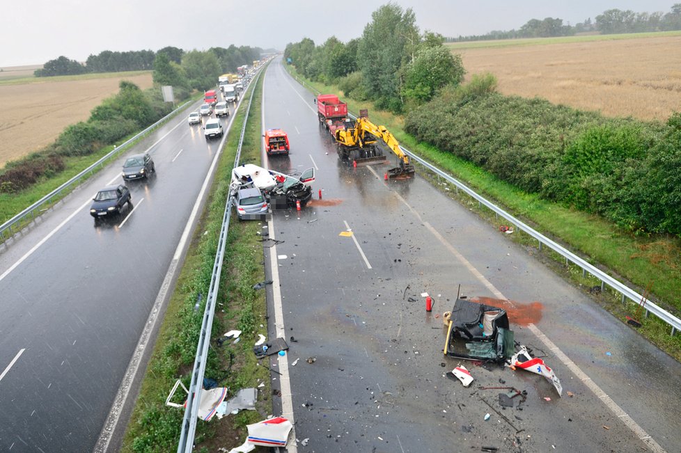 Kus mostu, který urval na dálnici D5 bagr, rozdrtil sanitku.