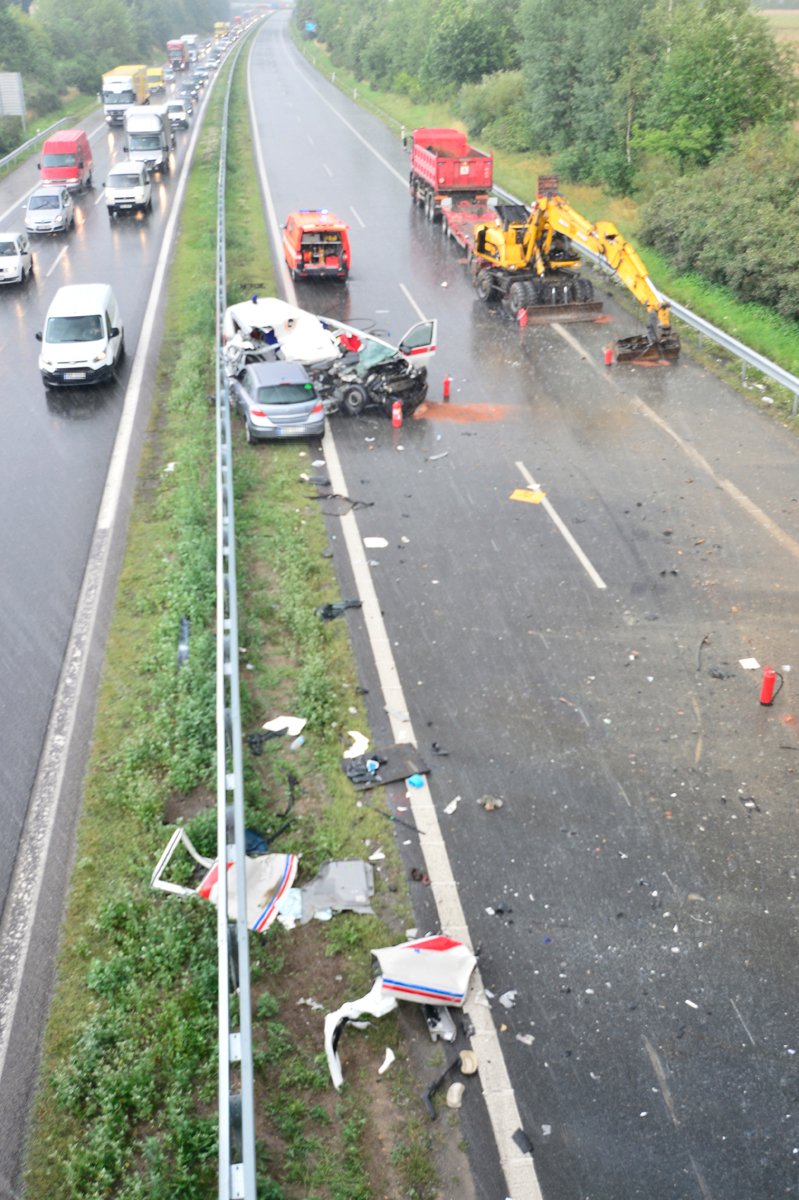 Kus mostu, který urval na dálnici D5 bagr, rozdrtil sanitku.