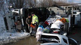 Převrácený chorvatský kamión a jeden z vozů Peugeot, který spadl na dálnici.