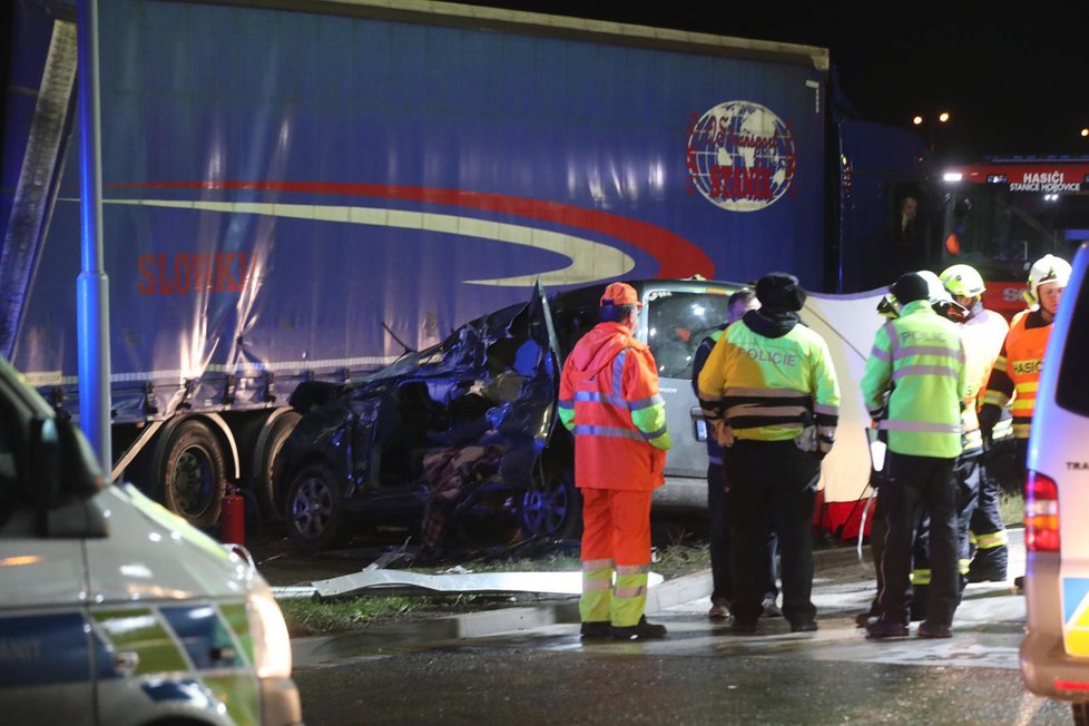 Tragická dopravní nehoda na benzince na dálnici D5, zemřeli dva lidé