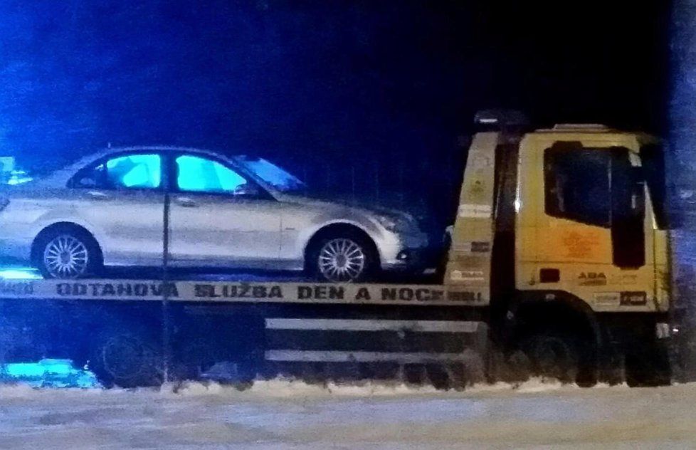 Na dálnici D5 smetlo auto pracovníka odtahové služby, který se pohyboval v odstavném pruhu