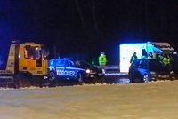 Na dálnici u Tachova smetlo BMW mladíka z odtahovky: Na místě zemřel