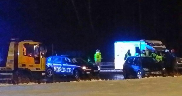 Na dálnici u Tachova smetlo BMW mladíka z odtahovky: Na místě zemřel