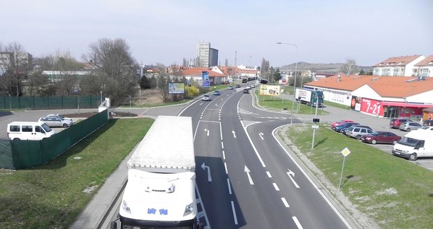 Mikulovem projede denně podle odhadů až 18 tisíc kamionů. Obchvat, který bude součástí české části dálnice D52, je ale v nedohlednu.