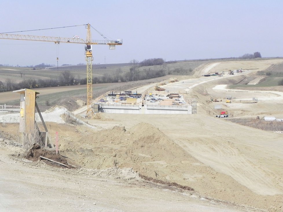 Dálnice A5 míří nezadržitelně k českým hranicím. Česká strana ale ještě ani nekopla  do země.