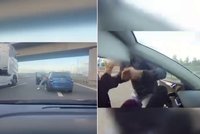 Agresor na dálnici D6 vybrzdil maminku: Brutální útok pěstmi před očima dcerky
