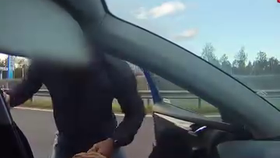 Agresor na D6 napadl maminku!