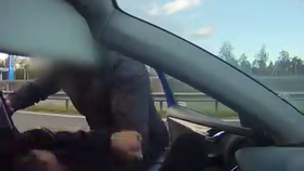Agresor na dálnici napadl maminku