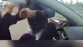 Agresor na dálnici napadl maminku