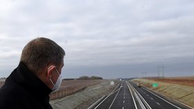 Premiér Andrej Babiš sleduje 30. listopadu 2020 u Řevničova provoz na nově otevřeném úseku dálnice D6.