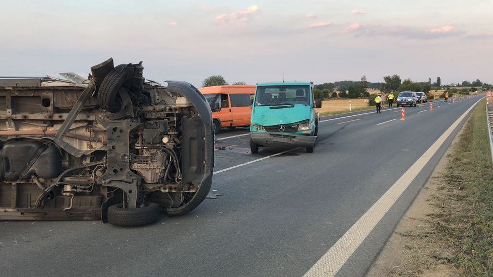 Nehoda tří dodávek na dálnici D6.