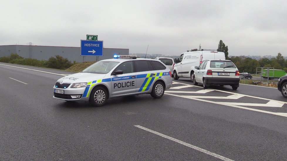 Dálnici D6 uzavřela nehoda dvou automobilů.