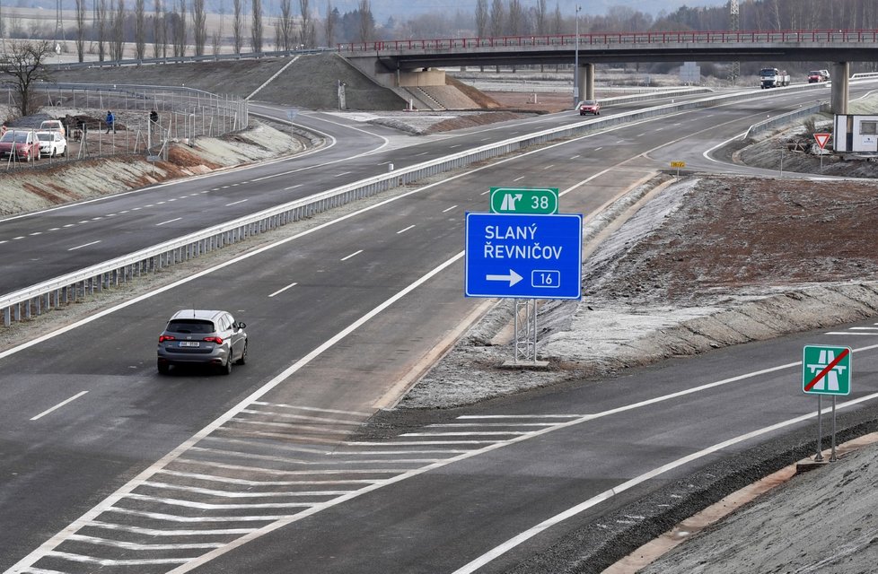 U Řevničova na Rakovnicku byly 30. listopadu 2020 zprovozněny dva nové úseky dálnice D6. Jde o obchvat Řevničova a úsek mezi Řevničovem a Novým Strašecím.