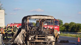 Na dálnici D7 shořel autobus.