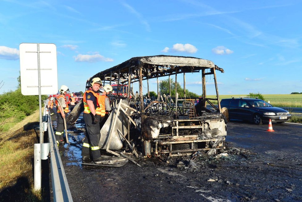 Na dálnici D7 shořel autobus.