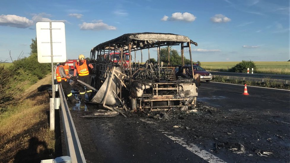 Na dálnici D7 shořel autobus.