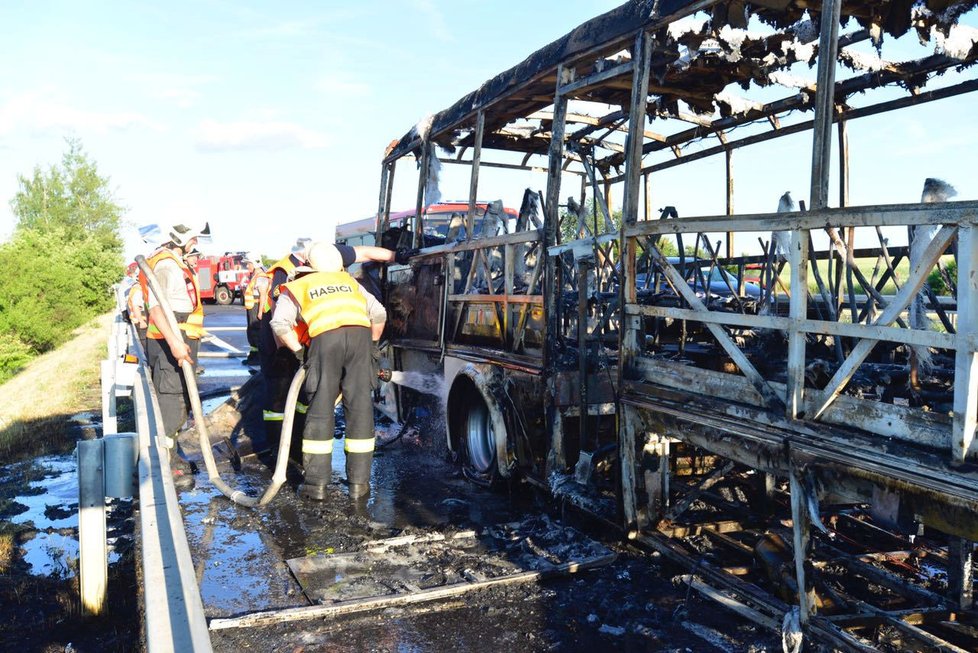 Na dálnici D7 shořel autobus.