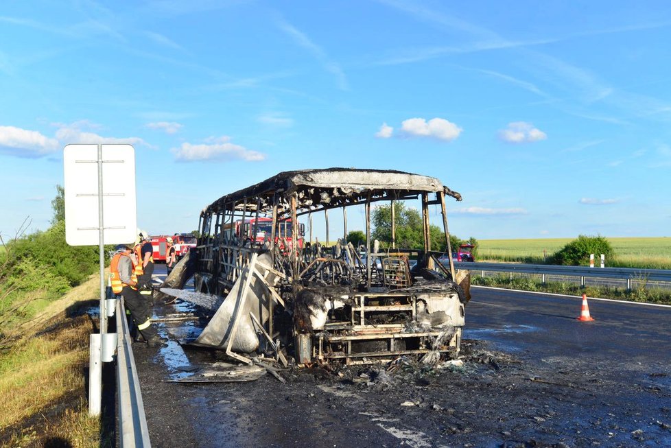 Na dálnici D7 shořel autobus.