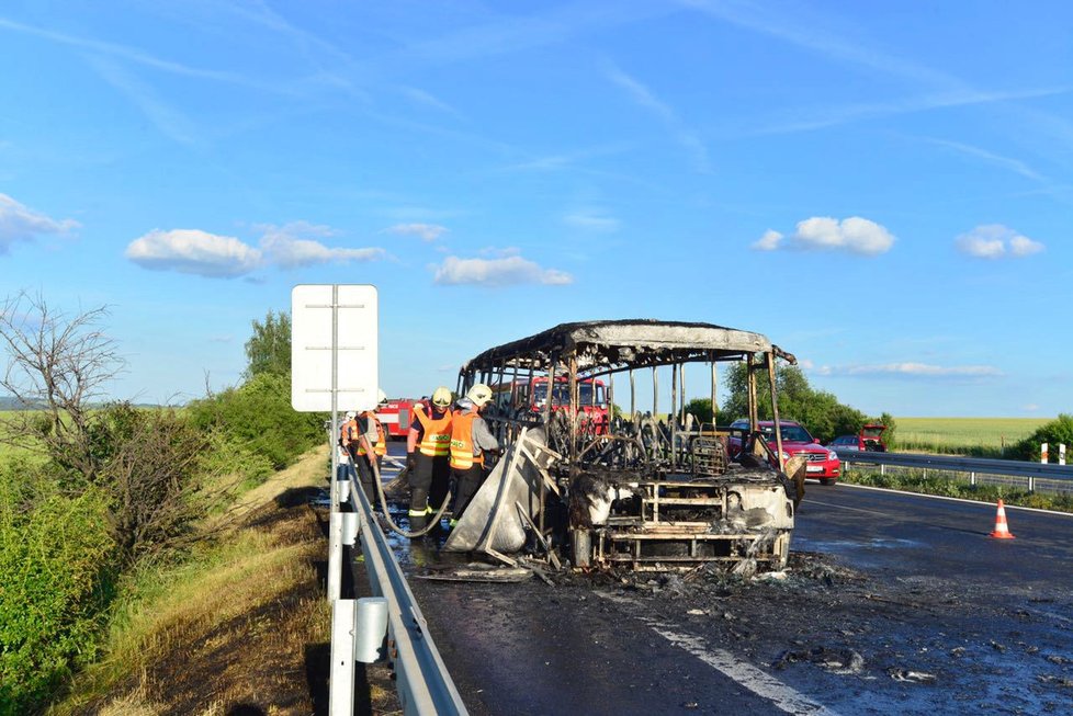 Na dálnici D7 shořel autobus.