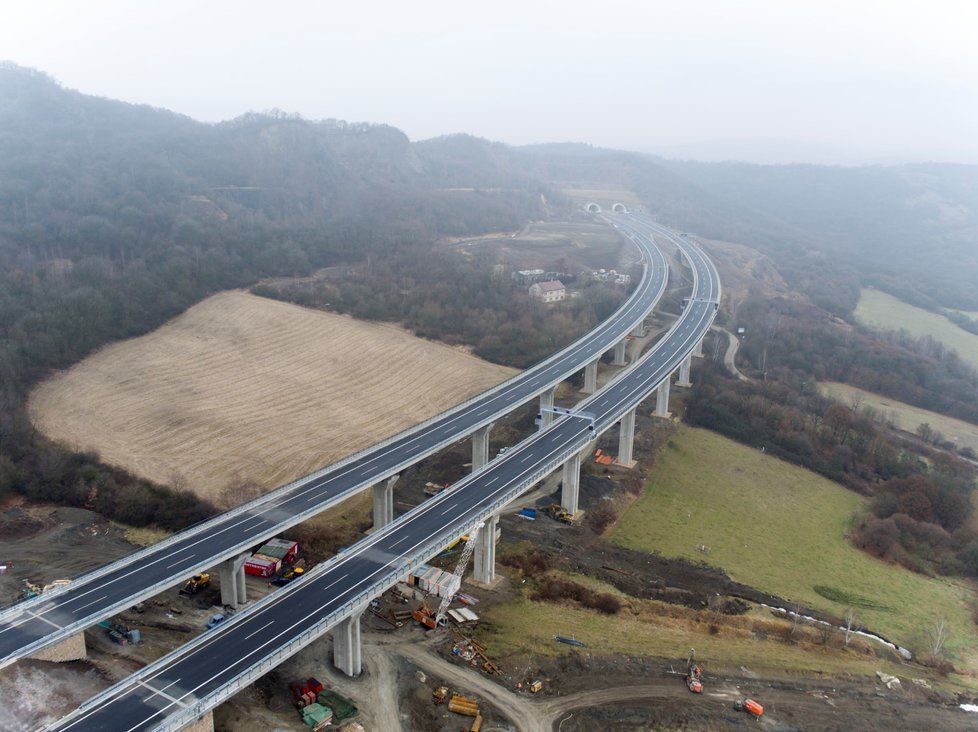 Řidiči jezdí v tunelu na D8 až 200 km/h