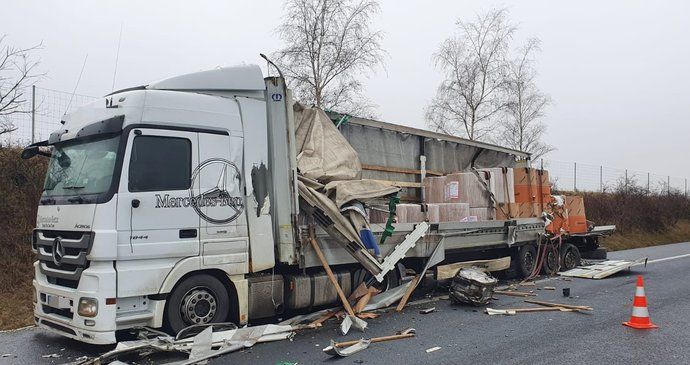 Vážná bouračka zablokovala v sobotu 18. ledna 2020 dálnici D8 na Mělnicku.
