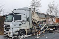Velká nehoda na dálnici D8: Srazily se dva náklaďáky