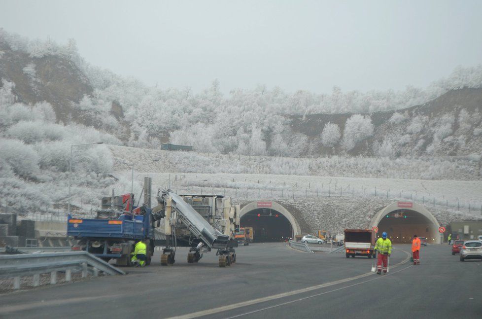 V prosinci minulého roku se otevřela dálnice D8. Před otevřením se dokončovaly poslední úpravy.