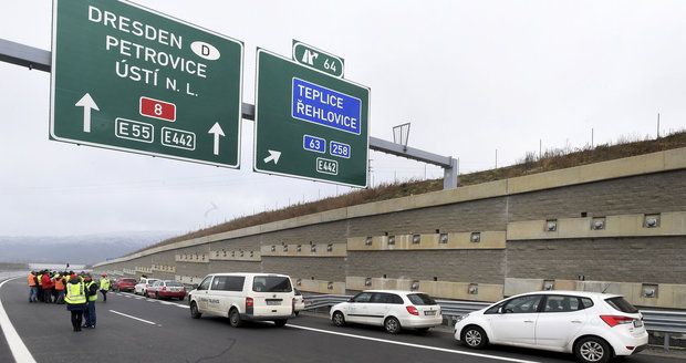 Omezení na novém úseku D8 se protáhne. Tři měsíce budou stabilizovat svah