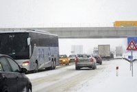 Sníh komplikuje dopravu na D8. Uvízlé kamiony blokují tunel do Německa