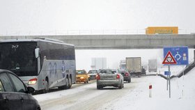 Sněžení komplikuje dopravu na dálnici D8 mezi Ústím nad Labem a Německem (archivní foto)