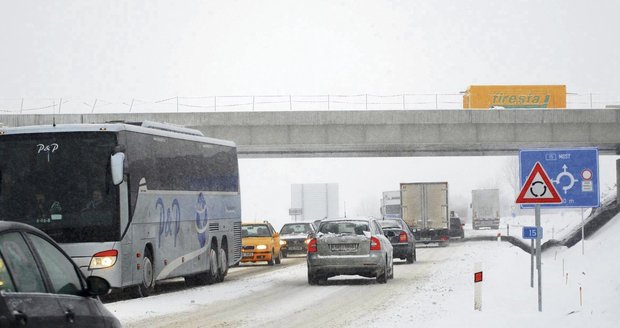 Sněžení komplikuje dopravu na dálnici D8 mezi Ústím nad Labem a Německem (archivní foto)