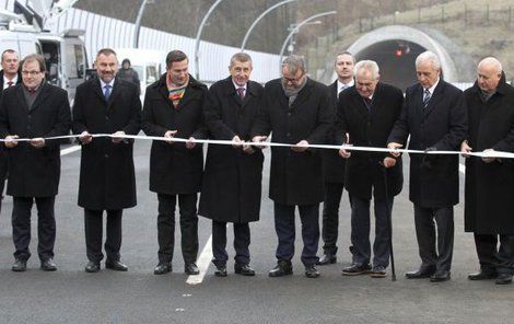 Slavnostní přestřižení pásky. Konec za problémy s dálnici to rozhodně nebyl.