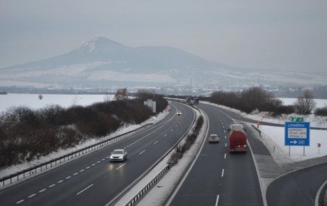 V tunelech Prackovice a Radejčín a na Prackovické estakádě stále platí omezení, jede se jen v jednom pruhu sníženou rychlostí. Potrvá ještě nejméně tři měsíce.